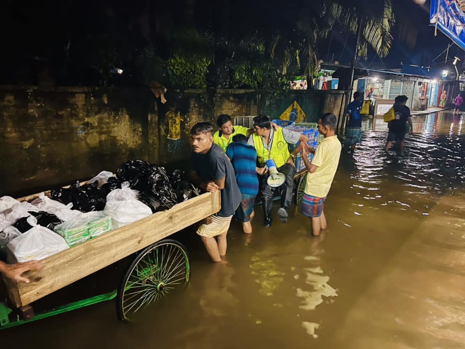 হাটহাজারীতে বন্যা কবলিত মানুষের পাশে মুসাইদাহ ফাউন্ডেশন